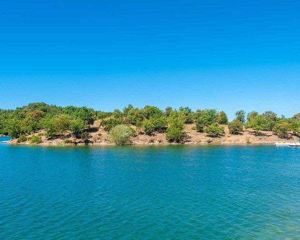 Provencal Market, Shopping, and Picnic basket at the lake – Provence-Alpes-Côte d’Azur, France