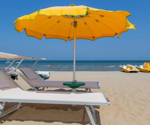 Rimini: Papaya Beach with Sunbed, Umbrella, Drink and Music – Emilia-Romagna, Italy