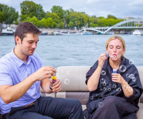 Romantic photo shooting on a private boat in Paris – Paris, France