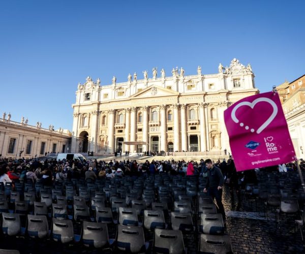 Rome: Public Papal Audience – Rome, Italy