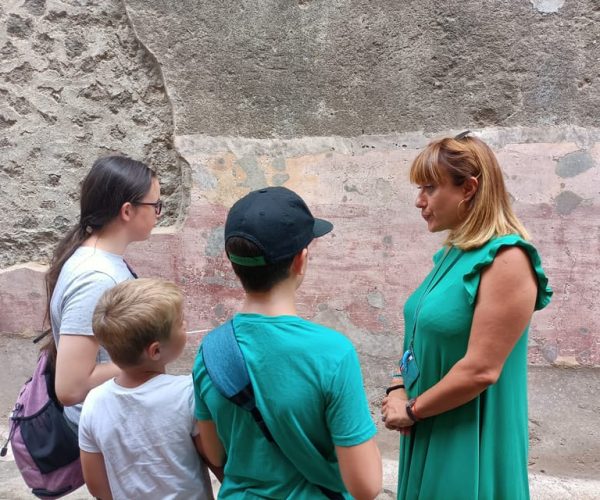 Skip the Line Family-Friendly Pompeii Tour w Archaeologist – Pompei, Italy