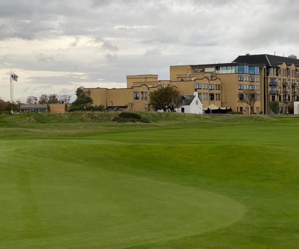 St Andrews: Old Course History Tour – 80s Pro Caddie Guide – Fife, United Kingdom