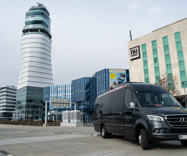 Vienna: Private Minibus Ticket to/from Vienna Airport (VIE) – Vienna, Austria