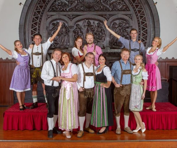 Vienna: Traditional Dinner Show at the Wiener Rathauskeller – Vienna, Austria