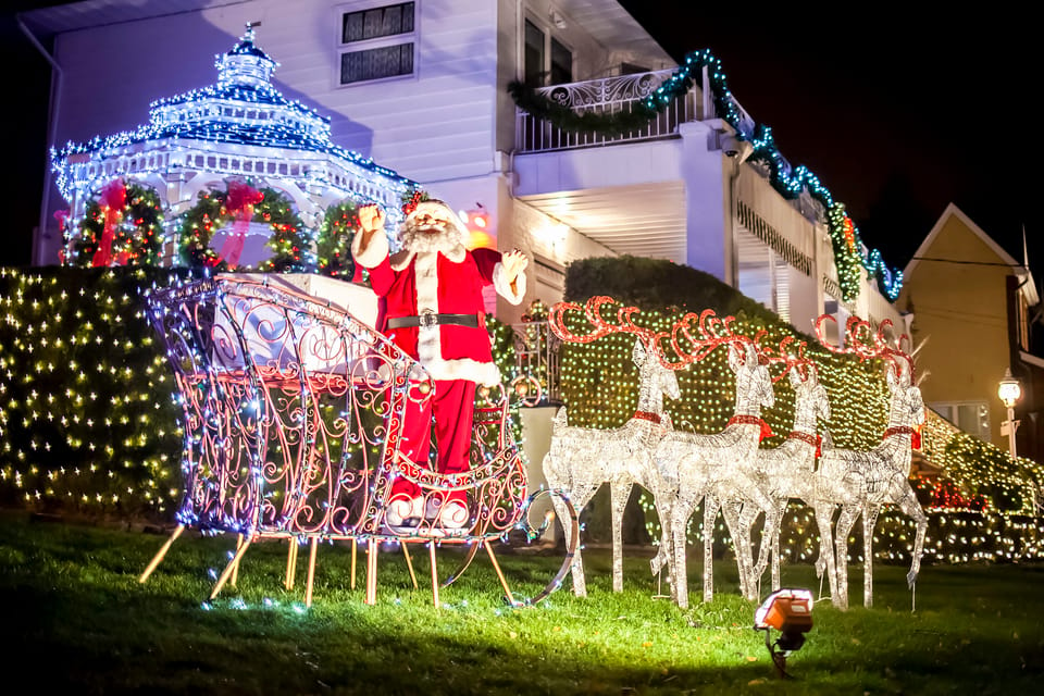 From Manhattan: Dyker Heights Holiday Bus Tour – New York City, New York