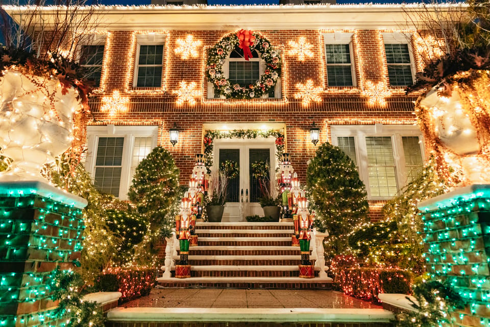 NYC: Dyker Heights Christmas Lights & Skyline View Bus Tour – New York City, New York