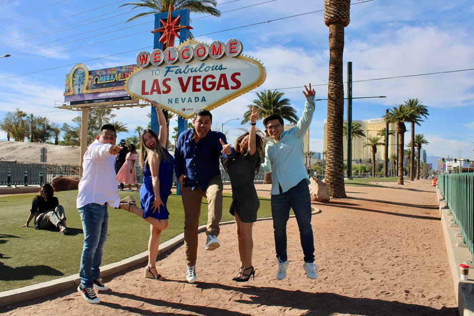 Private Limo 2.5hr Tour of Vegas with Champagne – Las Vegas, Nevada