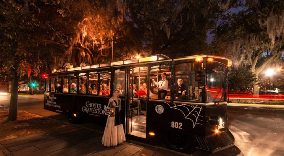 Savannah: Ghosts and Gravestones Tour with Low House Entry – Savannah, Georgia