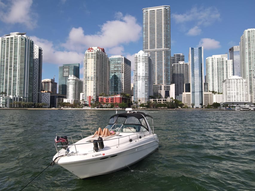 2-Hour Serenity and Scenic Yacht Tour Miami with Champagne – Miami, Florida