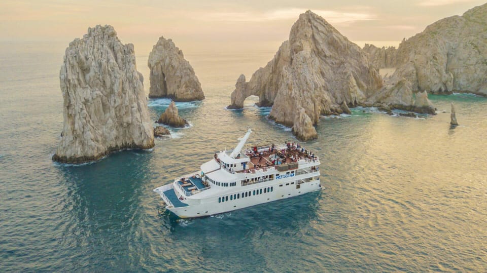 Cabo San Lucas: Sunset Premier Dinner & Show Cruise – Cabo San Lucas, Mexico