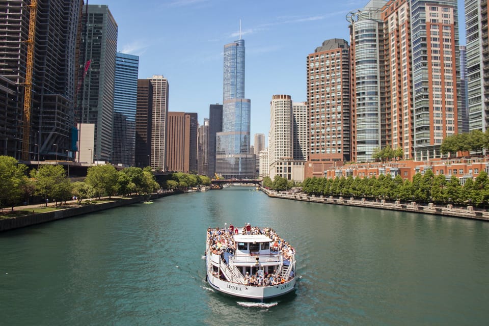 Chicago River: 1.5-Hour Guided Architecture Cruise – Chicago, Illinois