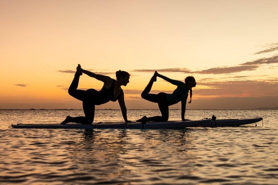 Honolulu: Sunset SUP Yoga Class – Honolulu, Hawaii