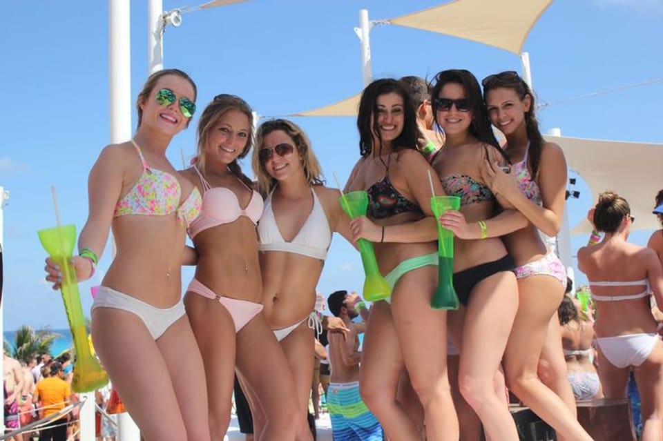 Las Vegas: Pool Party Crawl by Party Bus – Las Vegas, Nevada