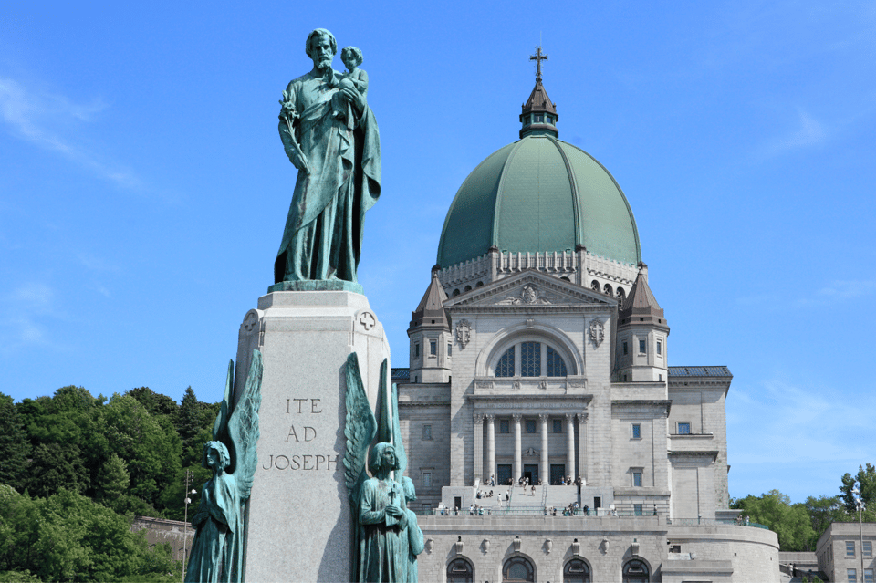 Montreal: First Discovery Walk and Reading Walking Tour – Montreal, Canada