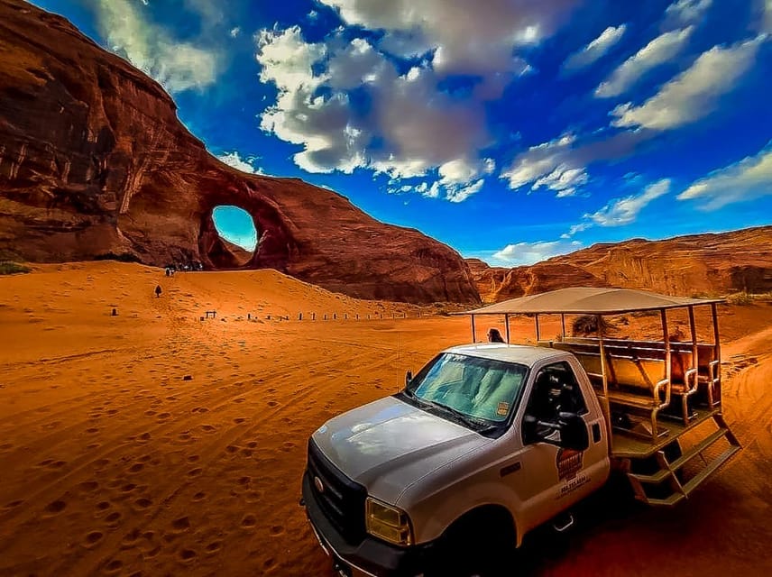 Monument Valley 4×4 Navajo Guided Tour – Big Hogan, Utah