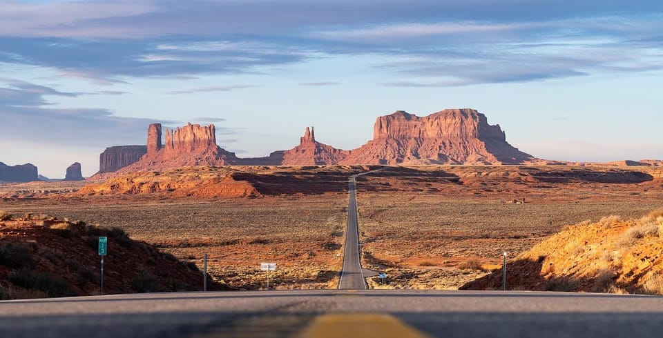 Monument Valley: Cultural Tour with Dinner and Entertainment – West and East Mitten Buttes, Utah