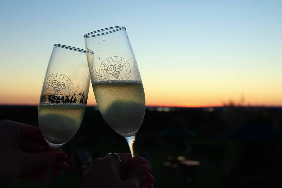 NON BUS Traverse City: Champagne-Style Bubbly & Wine Tour – Chateau Grand Traverse Winery, Michigan