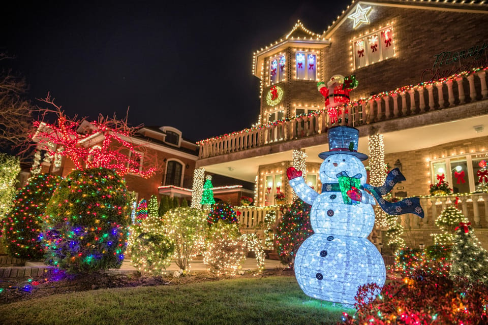 NYC: Dyker Heights Christmas Lights Tour with Hot Cocoa – New York City, New York