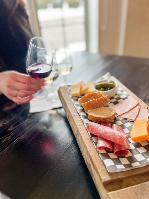 Niagara-on-the-Lake: Wine & Charcuterie Tour with Tastings – Niagara-on-the-Lake, Canada