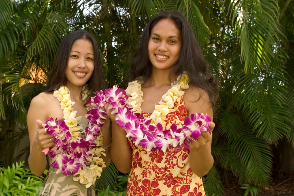 Oahu: Honolulu Airport (HNL) Honeymoon Lei Greeting – Honolulu, Hawaii