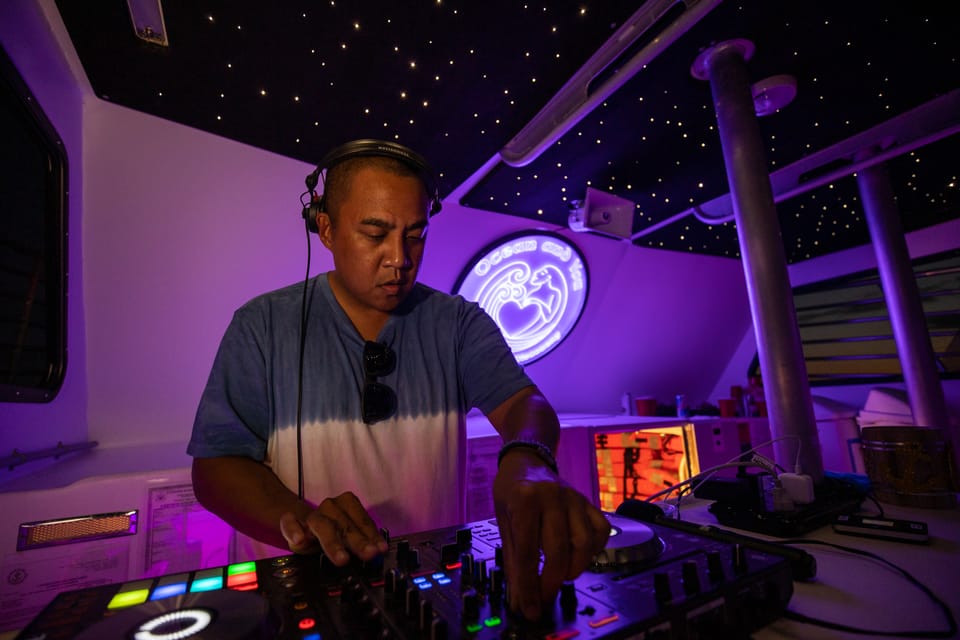 Oahu: Premium Waikiki Sunset Party Cruise with Live DJ – Honolulu, Hawaii