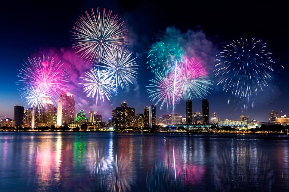 Oahu: Waikiki Friday Fireworks Cruise with Snacks and Drinks – Honolulu, Hawaii