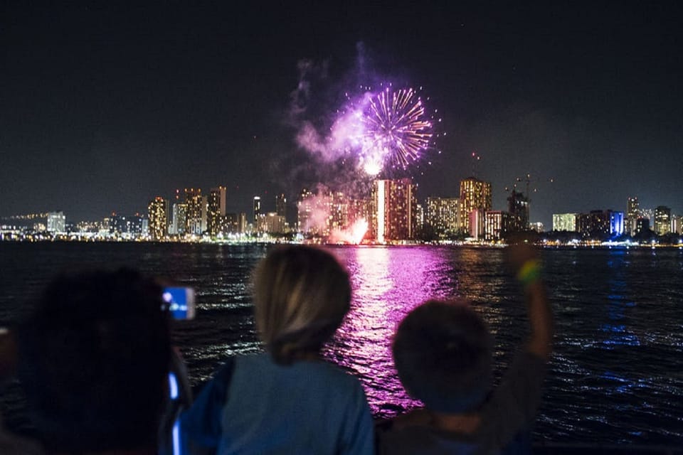 Oahu: Waikiki Friday Night Fireworks Cruise – Honolulu, Hawaii