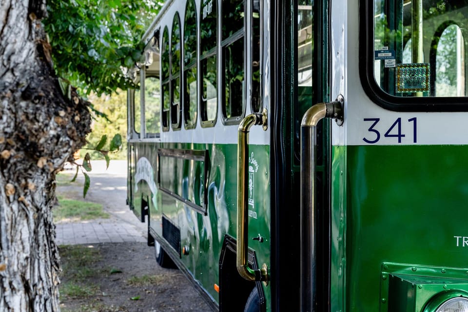 Penticton: Hop-On Hop-Off Trolley to The Naramata Bench – Penticton, Canada