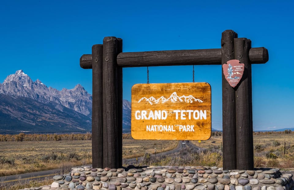 Small Group Yellowstone&Grand Teton 5-Day Tour 2NightCabins – Yellowstone National Park, Wyoming