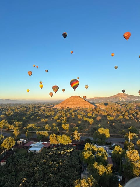 Unforgettable balloon flight over Teotihuacan and cave – San Juan Teotihuacán, Mexico