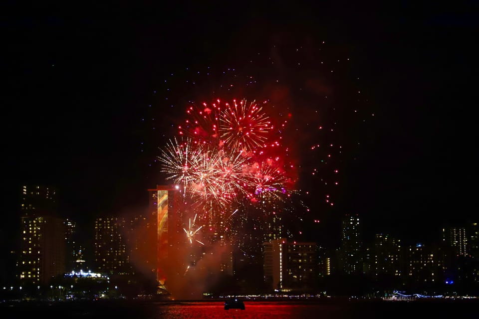 Waikiki Friday Night Fireworks Sail – Honolulu, Hawaii