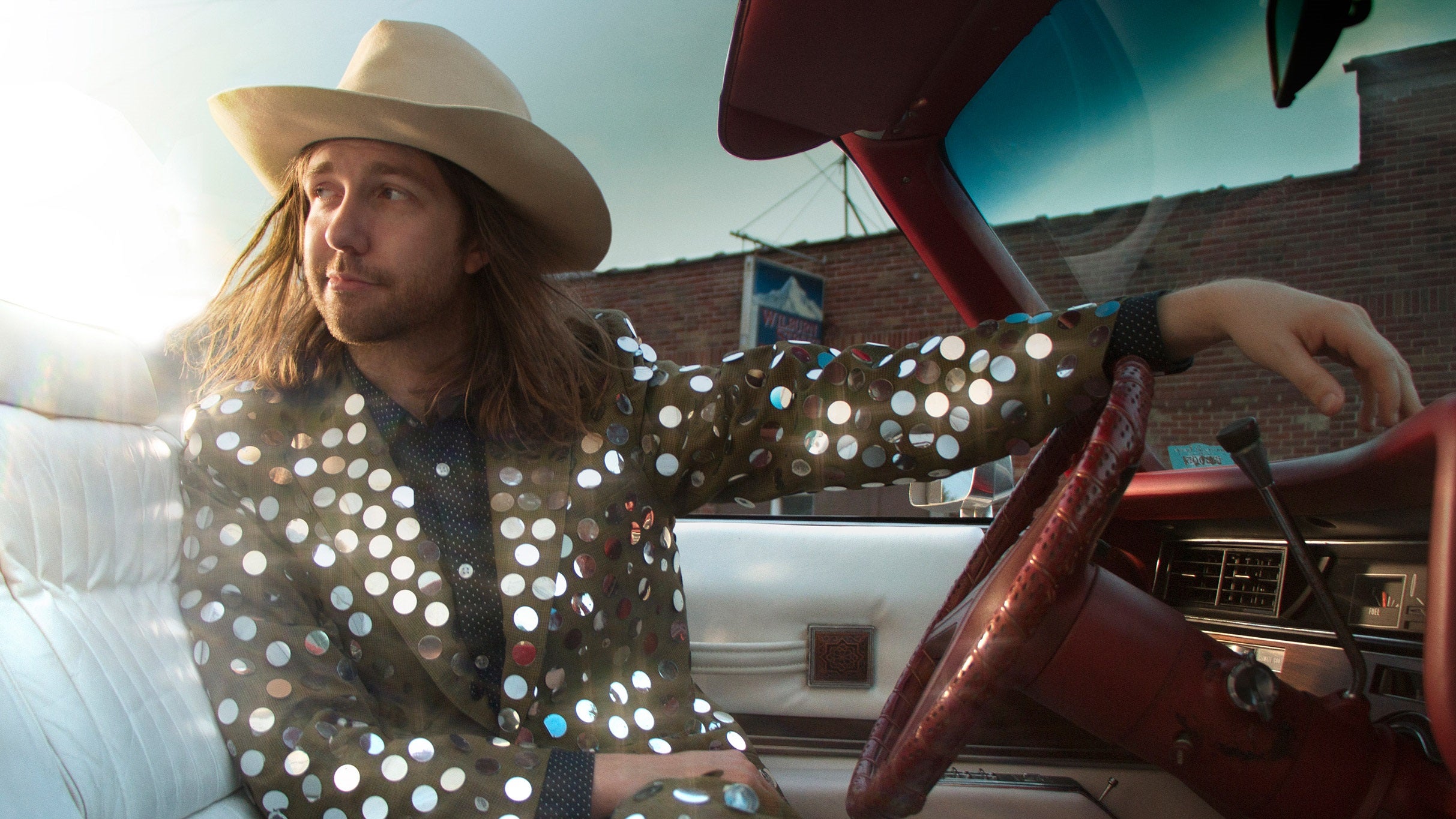 Aaron Lee Tasjan w/ Madeleine Kelson (partially seated) at Tractor – Seattle, WA