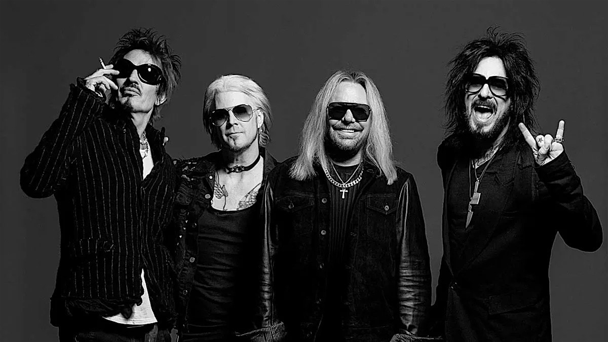 Mötley Crüe Live in Burgettstown: The Return Of The Carnival Of Sins Tour at The Pavilion at Star Lake – Burgettstown, PA